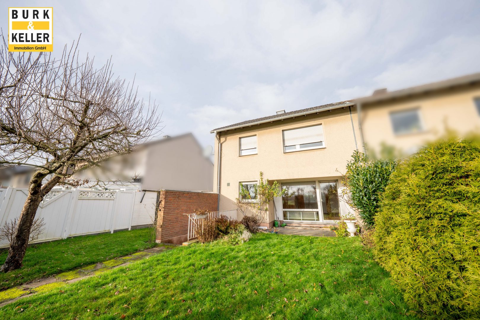 Blick vom Garten auf Haus
