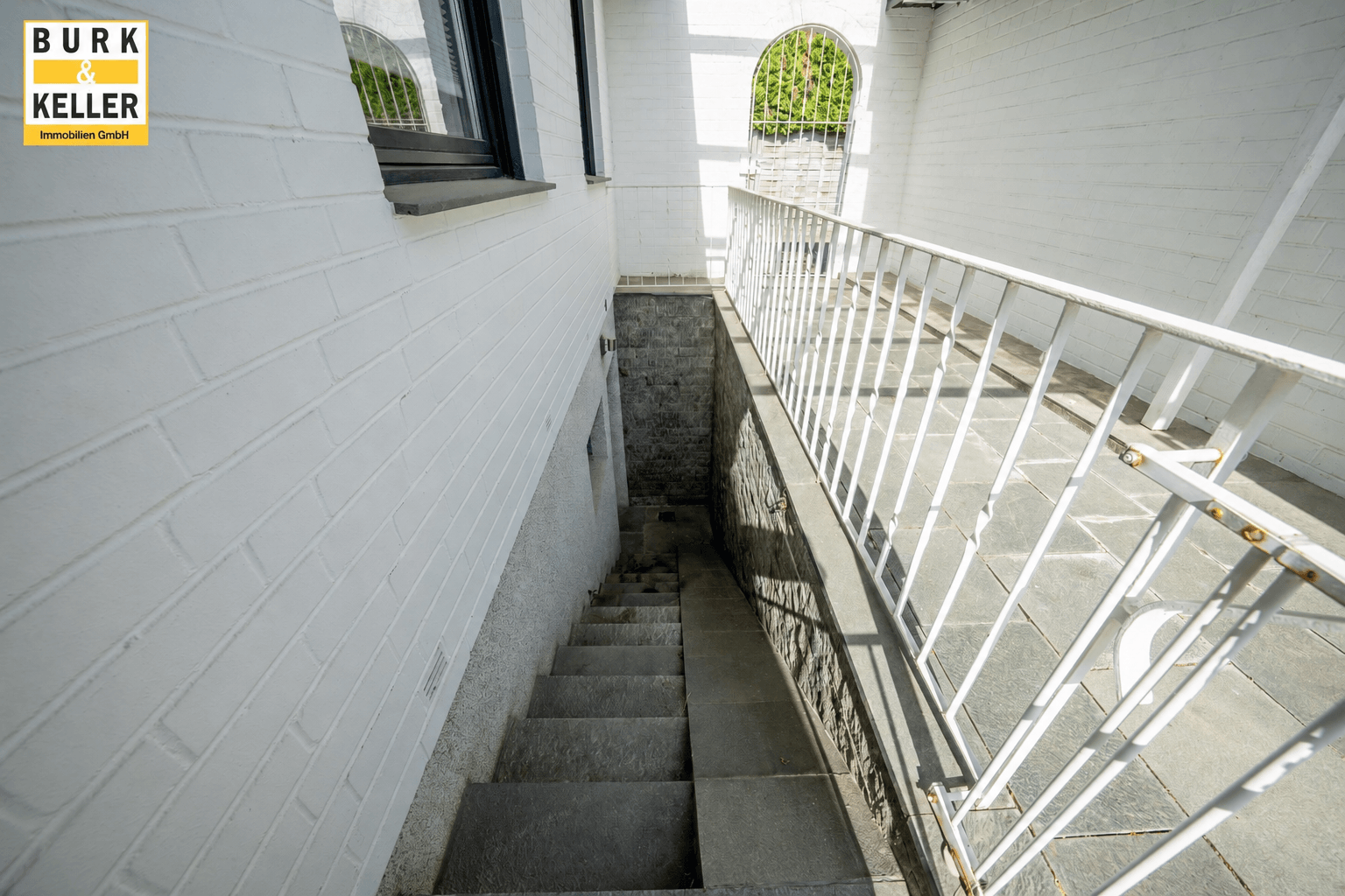 überdachte Kelleraußentreppe