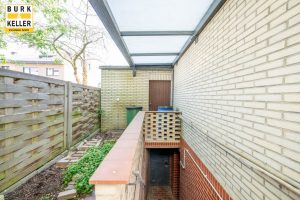 überdachter Garagenzugang und Kelleraußentreppe