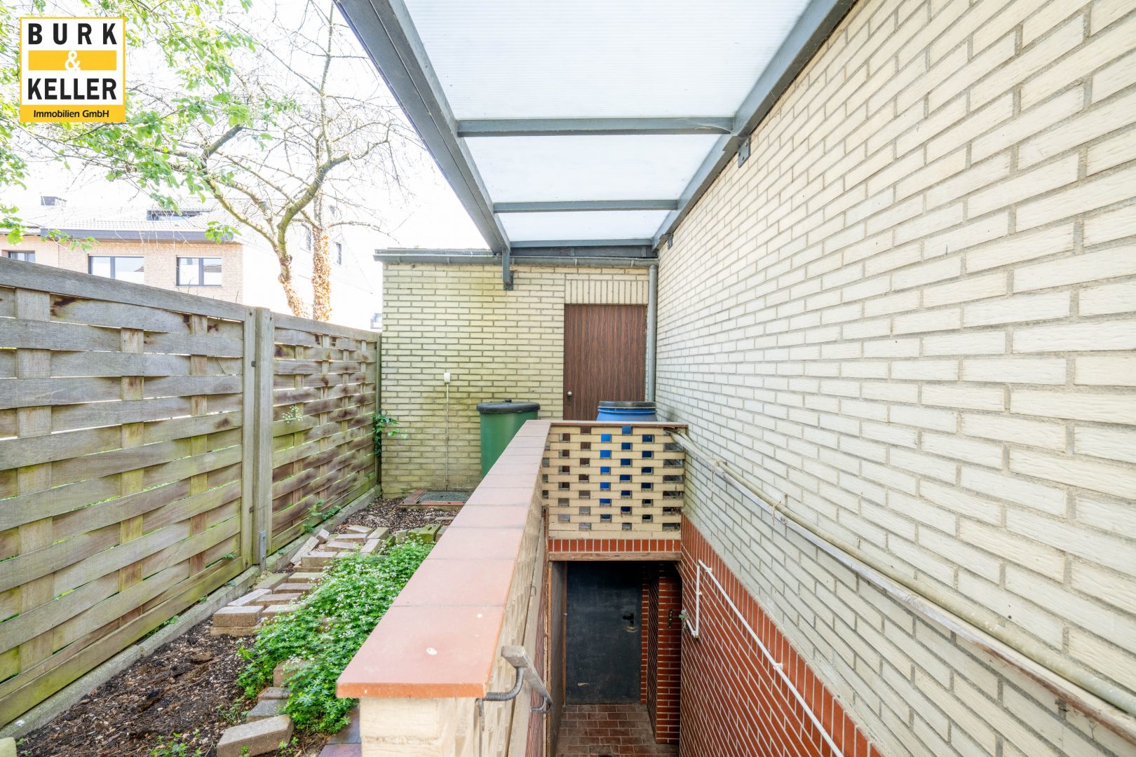 überdachter Garagenzugang und Kelleraußentreppe
