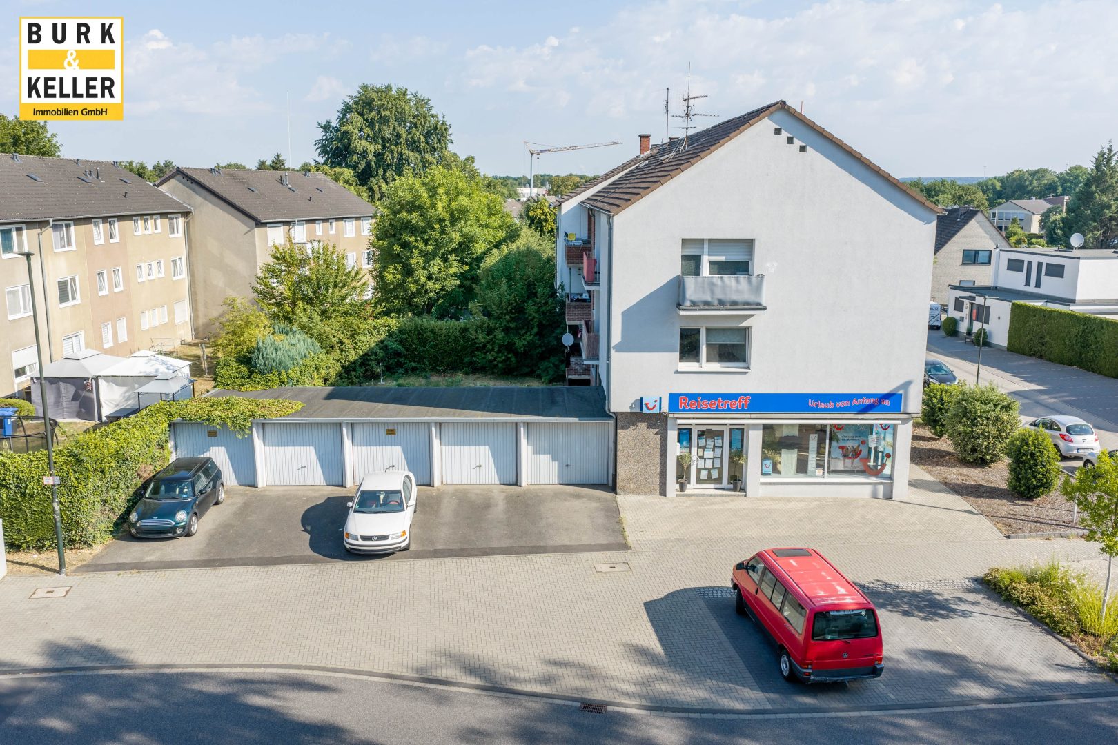 Drohnenansicht Haus mit Garagen (1)